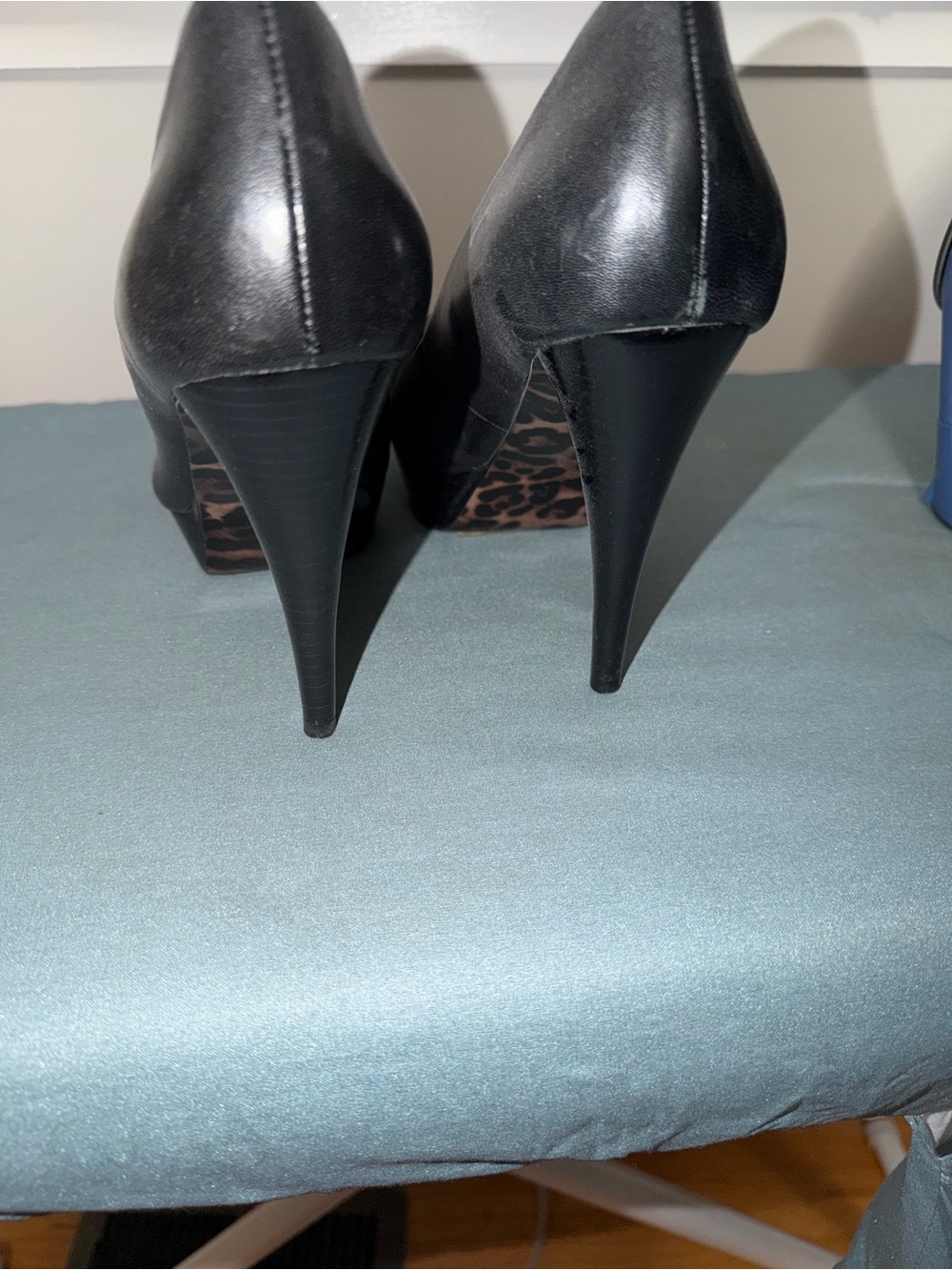GUESS Black Rounded-Toe Classic Pumps - Picture 3 of 5
